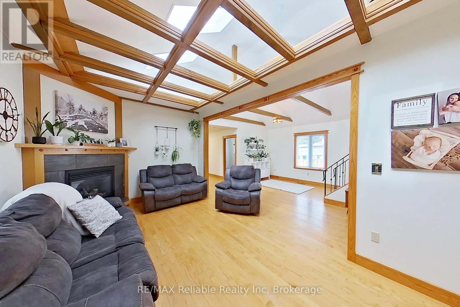 212 JAMES STREET — Central Huron (Clinton), Ontario - Photo 4 of 48