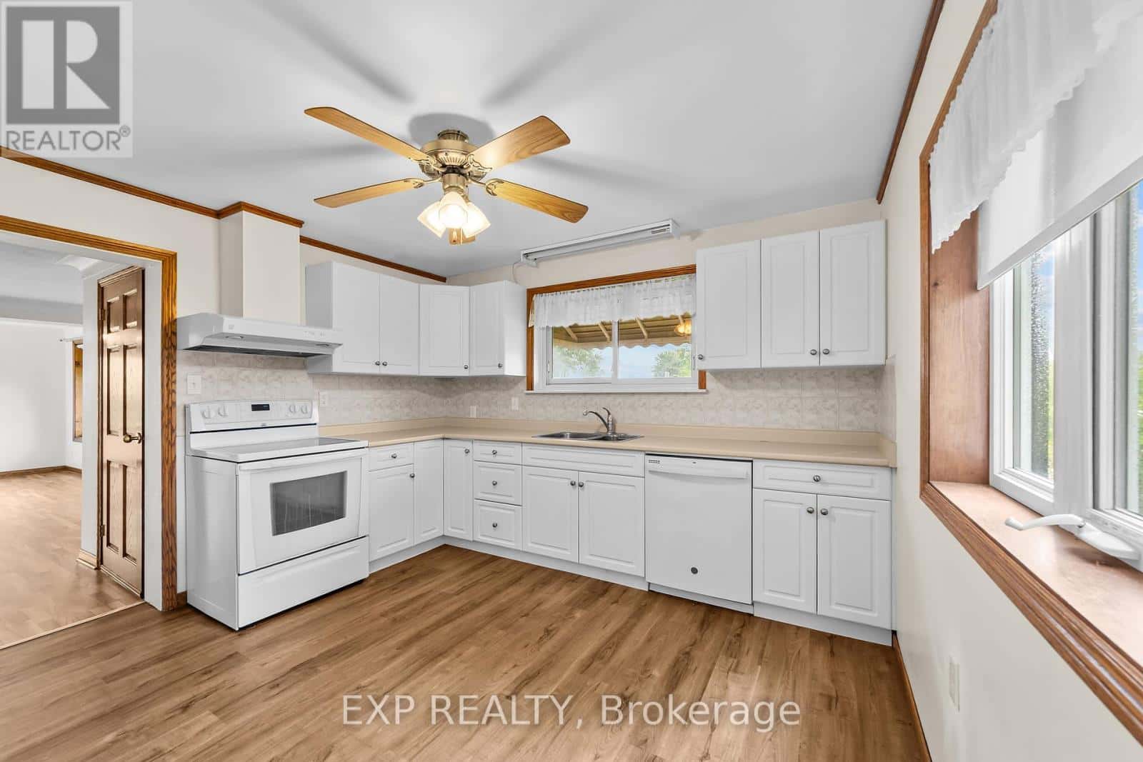 21332 WILSON STREET — Middlesex Centre (Delaware Town), Ontario - Photo 3 of 39