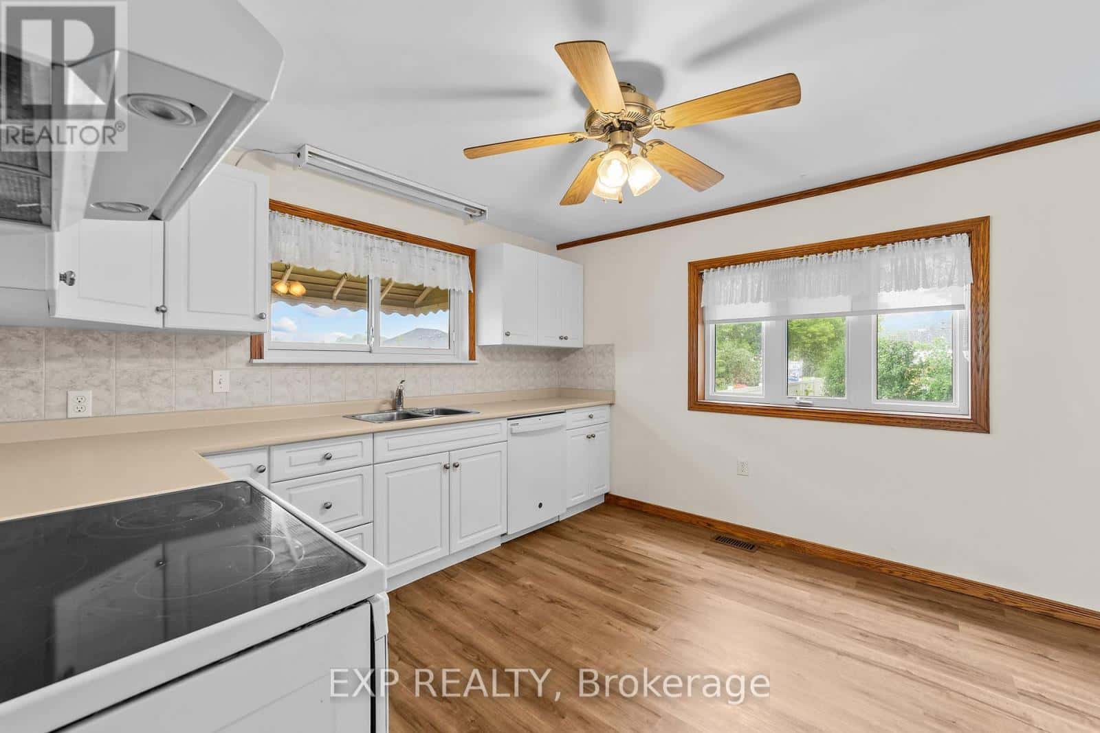 21332 WILSON STREET — Middlesex Centre (Delaware Town), Ontario - Photo 4 of 39