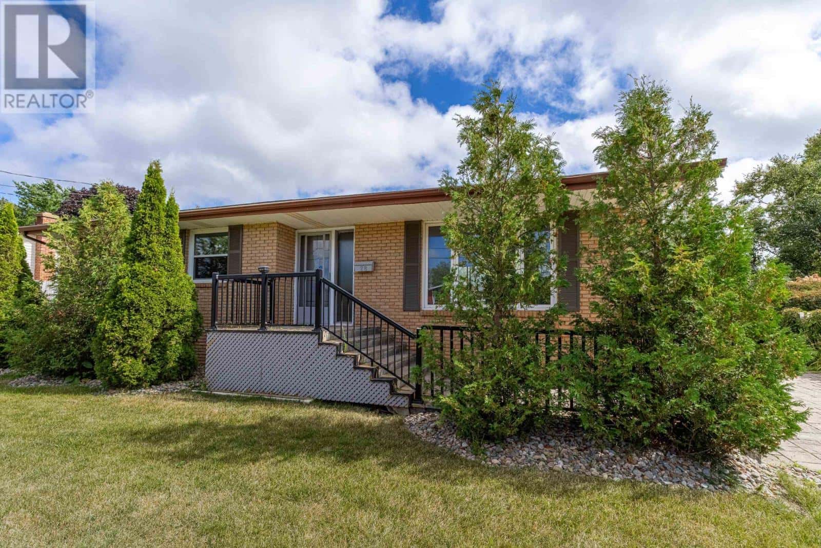 28 SEAVIEW Boulevard — Charlottetown, Prince Edward Island - Photo 2 of 30