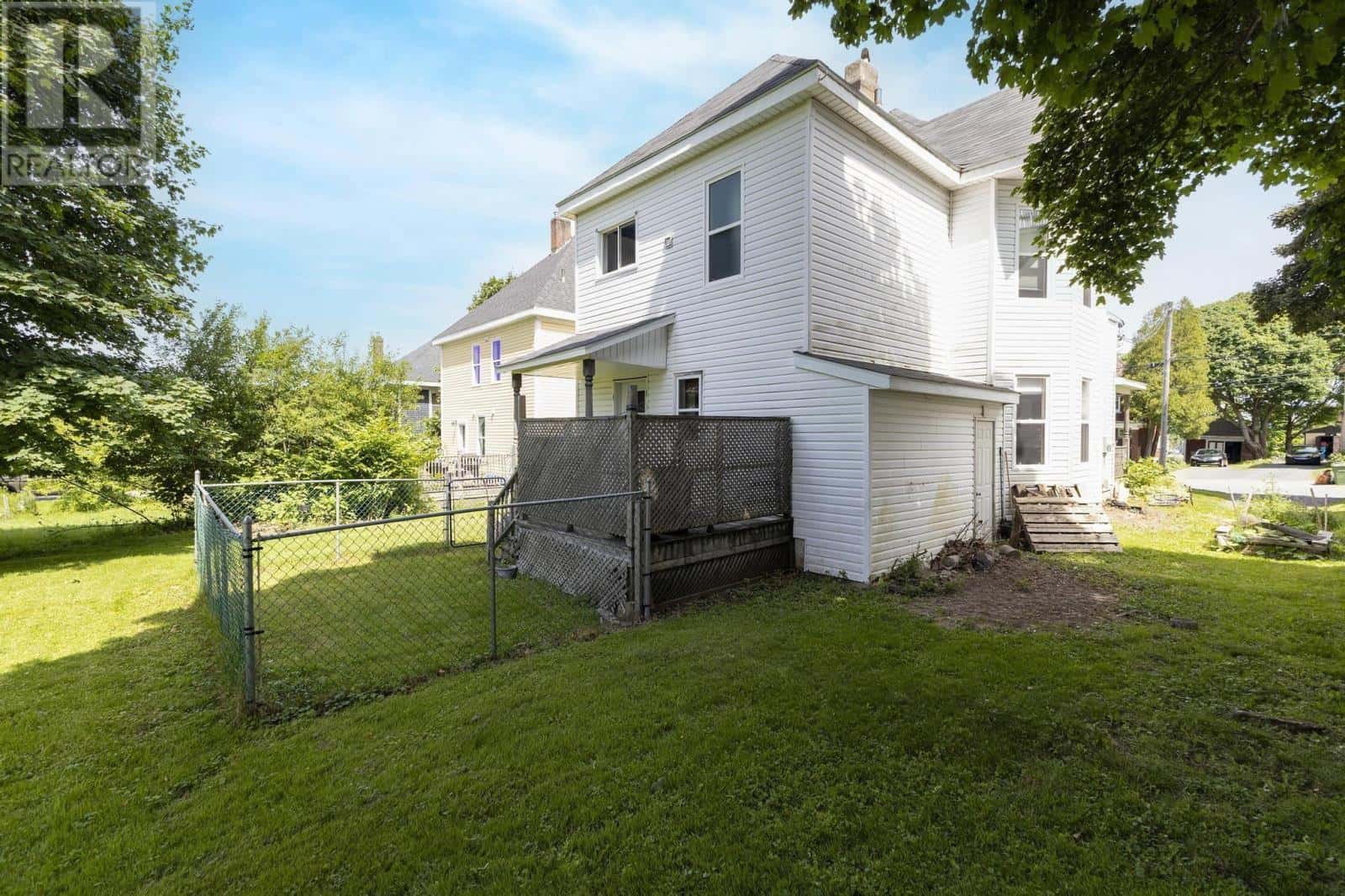 25 Jubilee Avenue — Stellarton, Nova Scotia - Photo 2 of 64