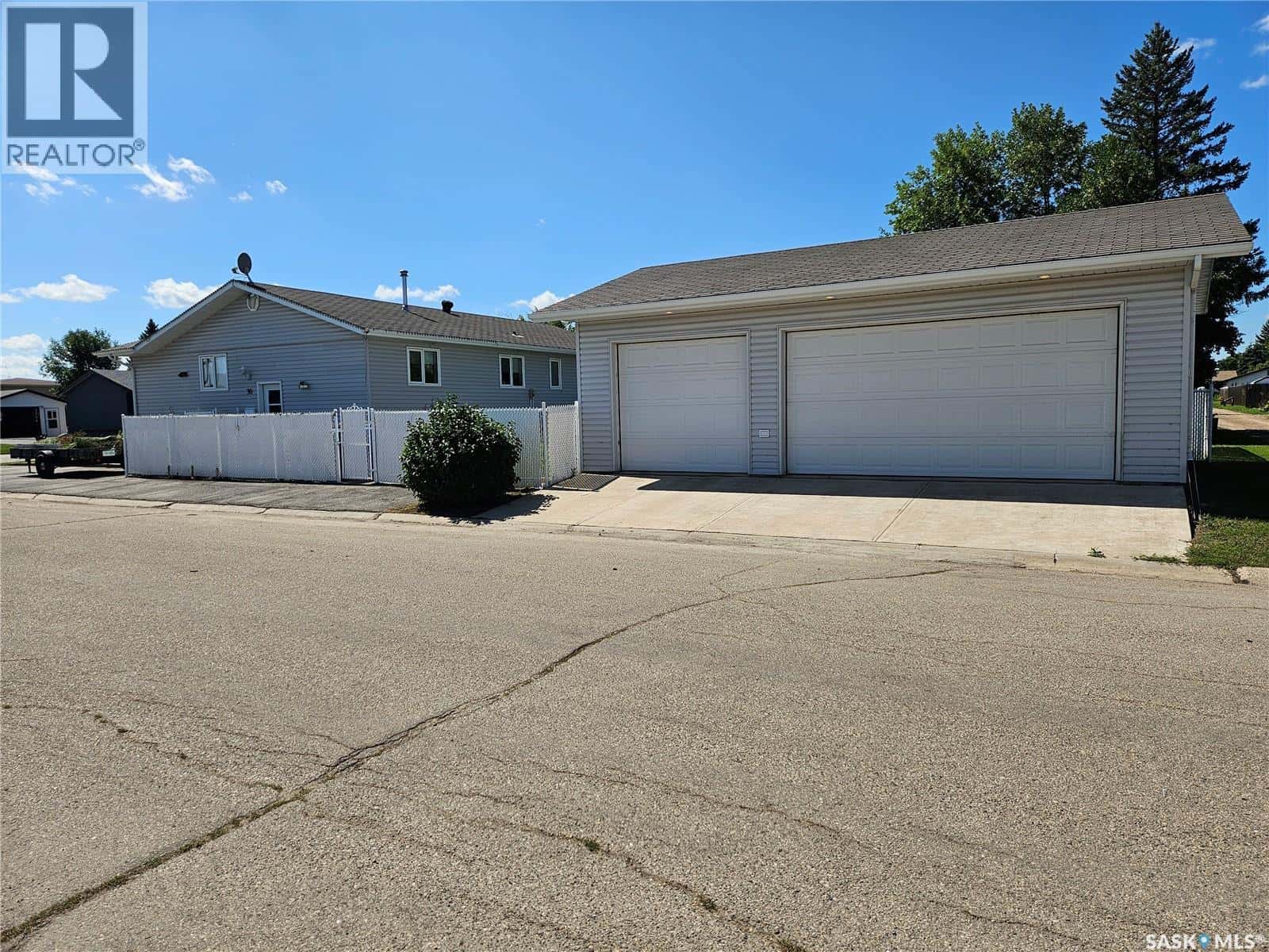 30 centennial CRESCENT — Melville, Saskatchewan - Photo 2 of 33