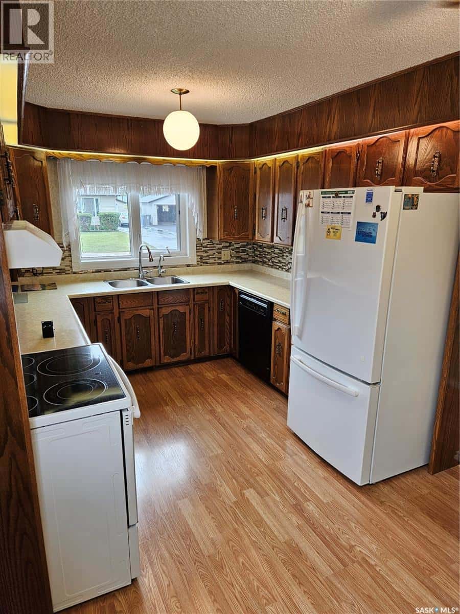 30 centennial CRESCENT — Melville, Saskatchewan - Photo 4 of 33