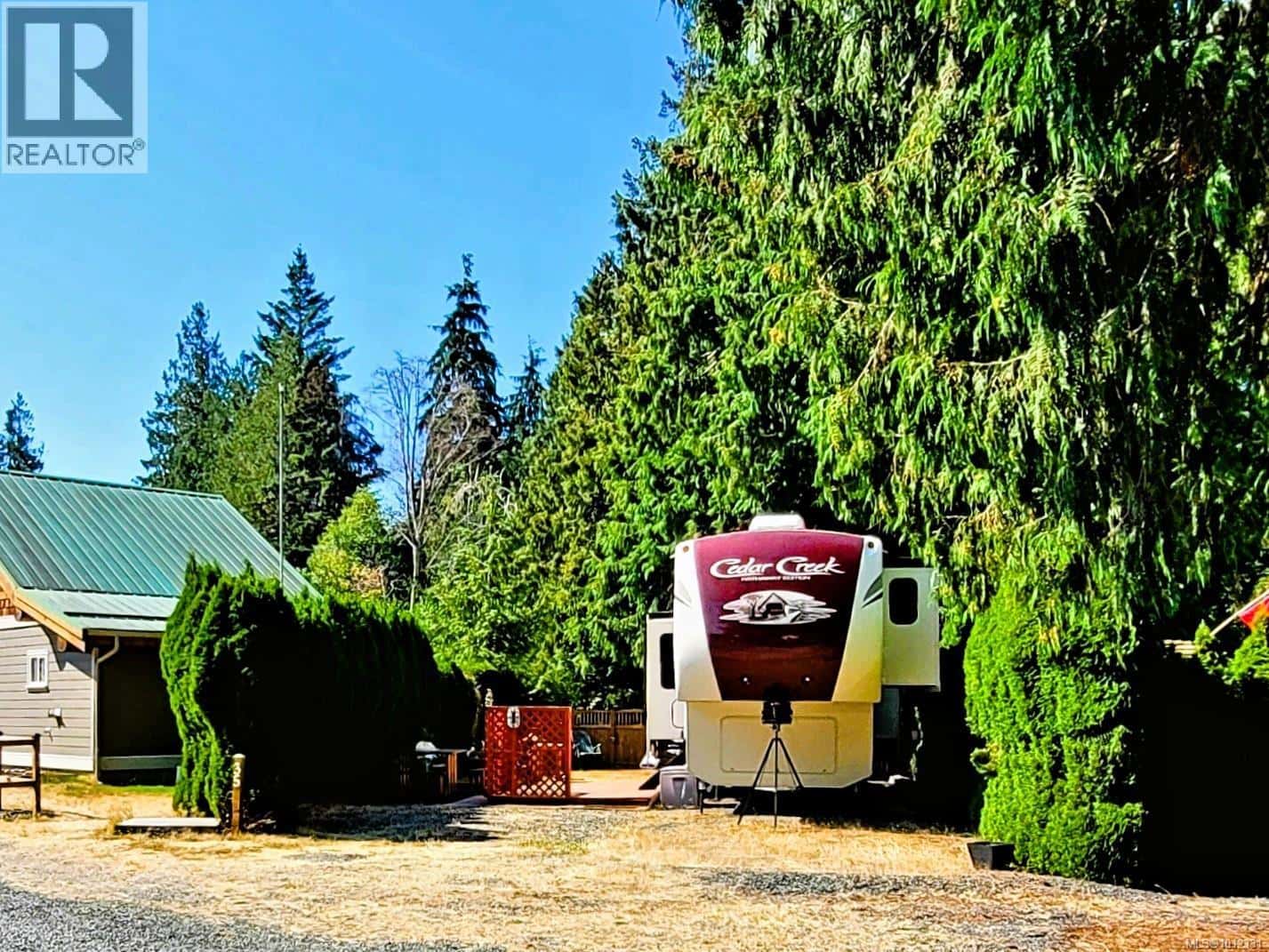 35 6050 Island Hwy W — Qualicum Beach, British Columbia - Photo 3 of 51