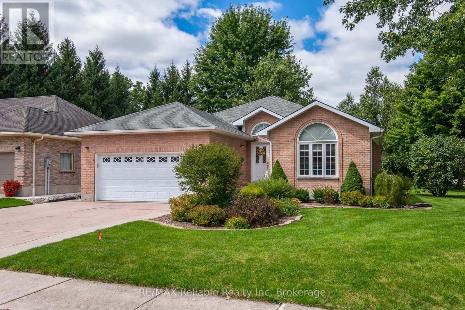 61 CHURCH STREET — Huron East (Seaforth), Ontario - Photo 2 of 50