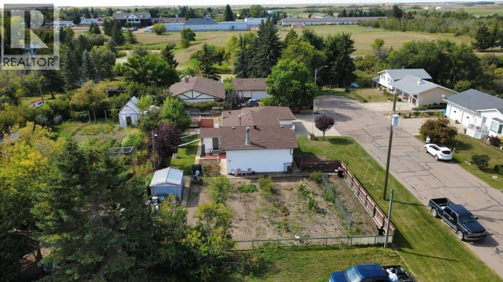 5006 55 Avenue — Castor, Alberta - Photo 3 of 47