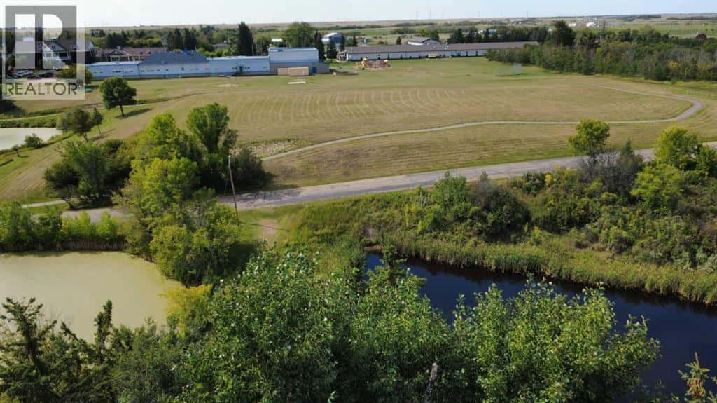 5006 55 Avenue — Castor, Alberta - Photo 4 of 47