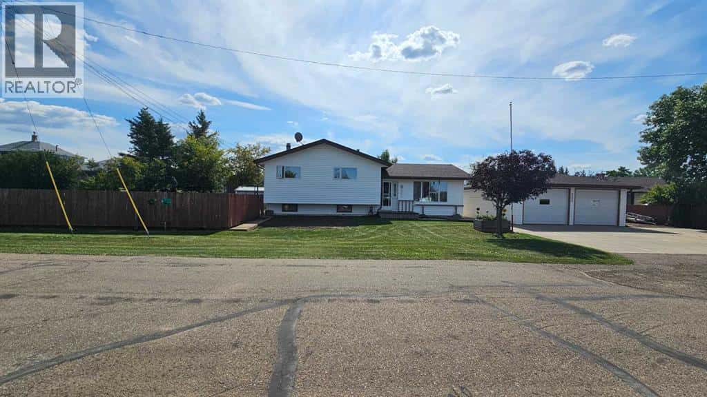 5006 55 Avenue — Castor, Alberta - Photo 5 of 47