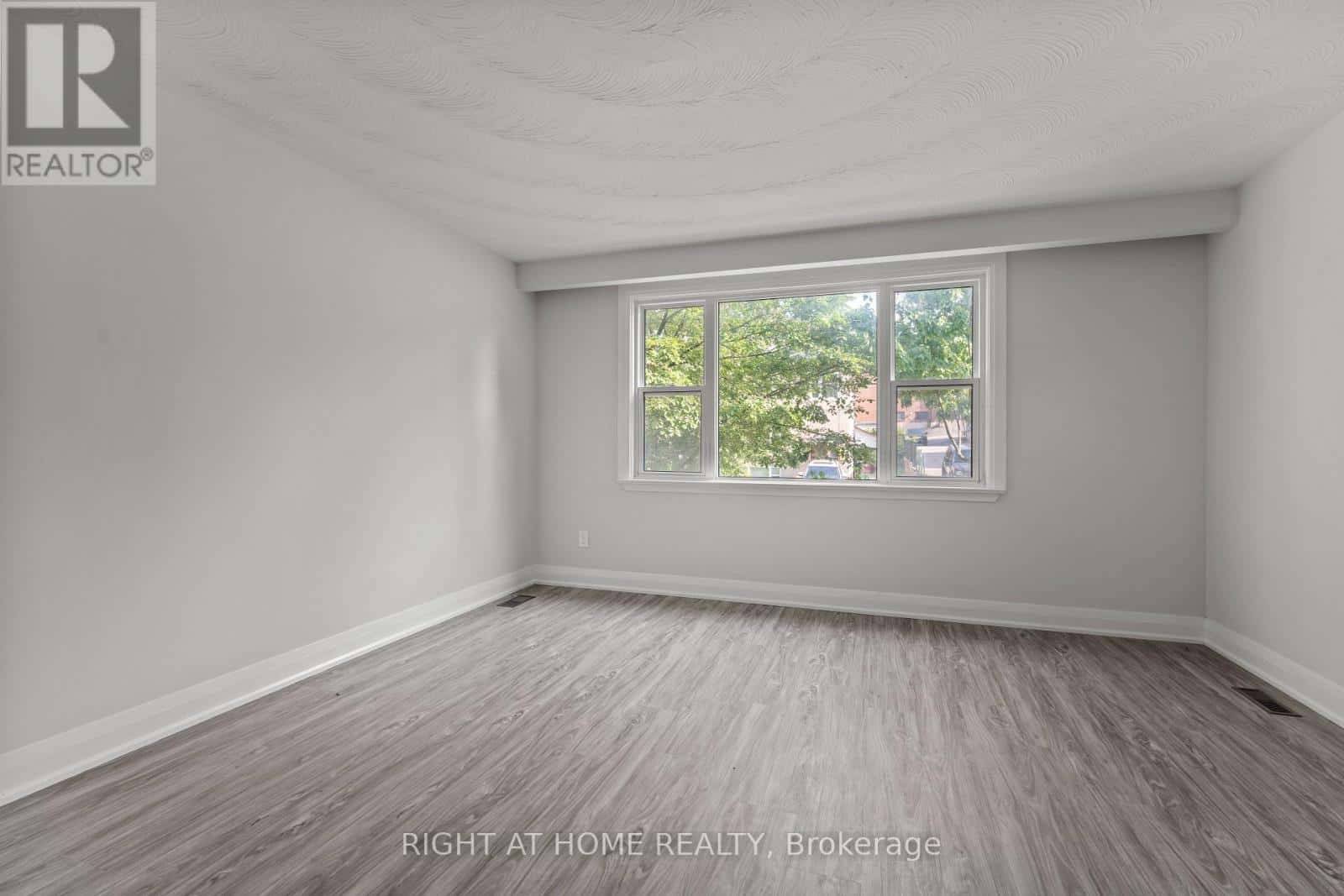 154 EDINBOROUGH COURT — Toronto (Rockcliffe-Smythe), Ontario - Photo 3 of 24