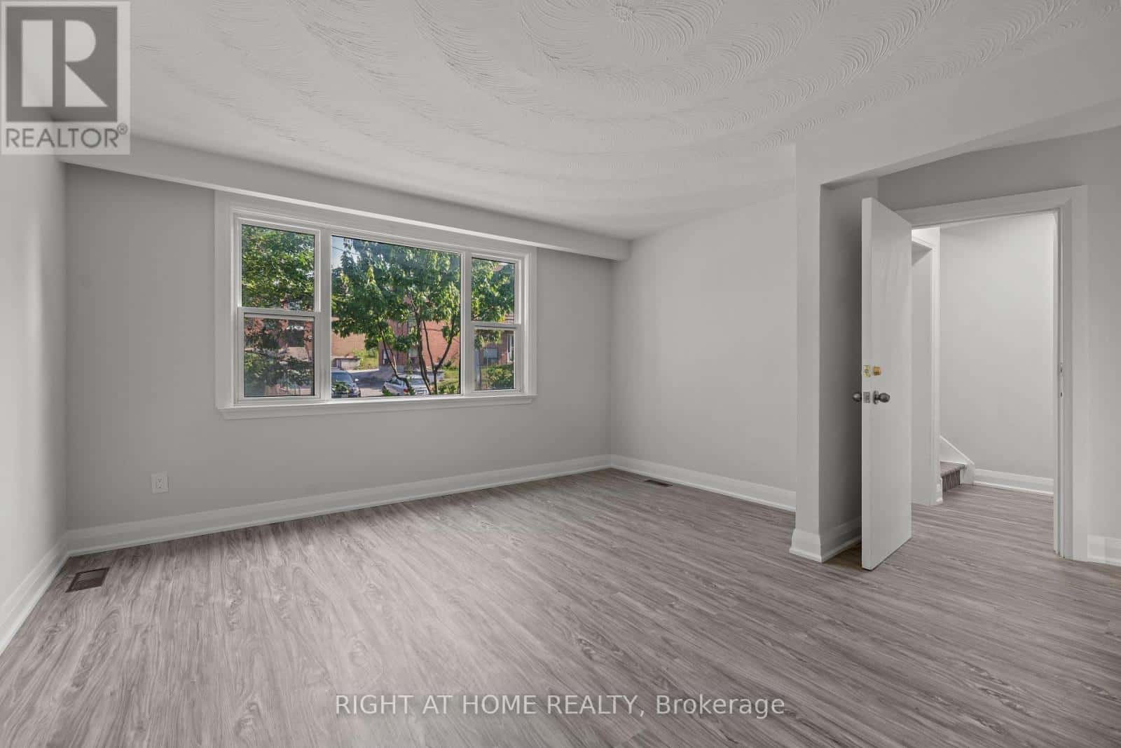 154 EDINBOROUGH COURT — Toronto (Rockcliffe-Smythe), Ontario - Photo 4 of 24