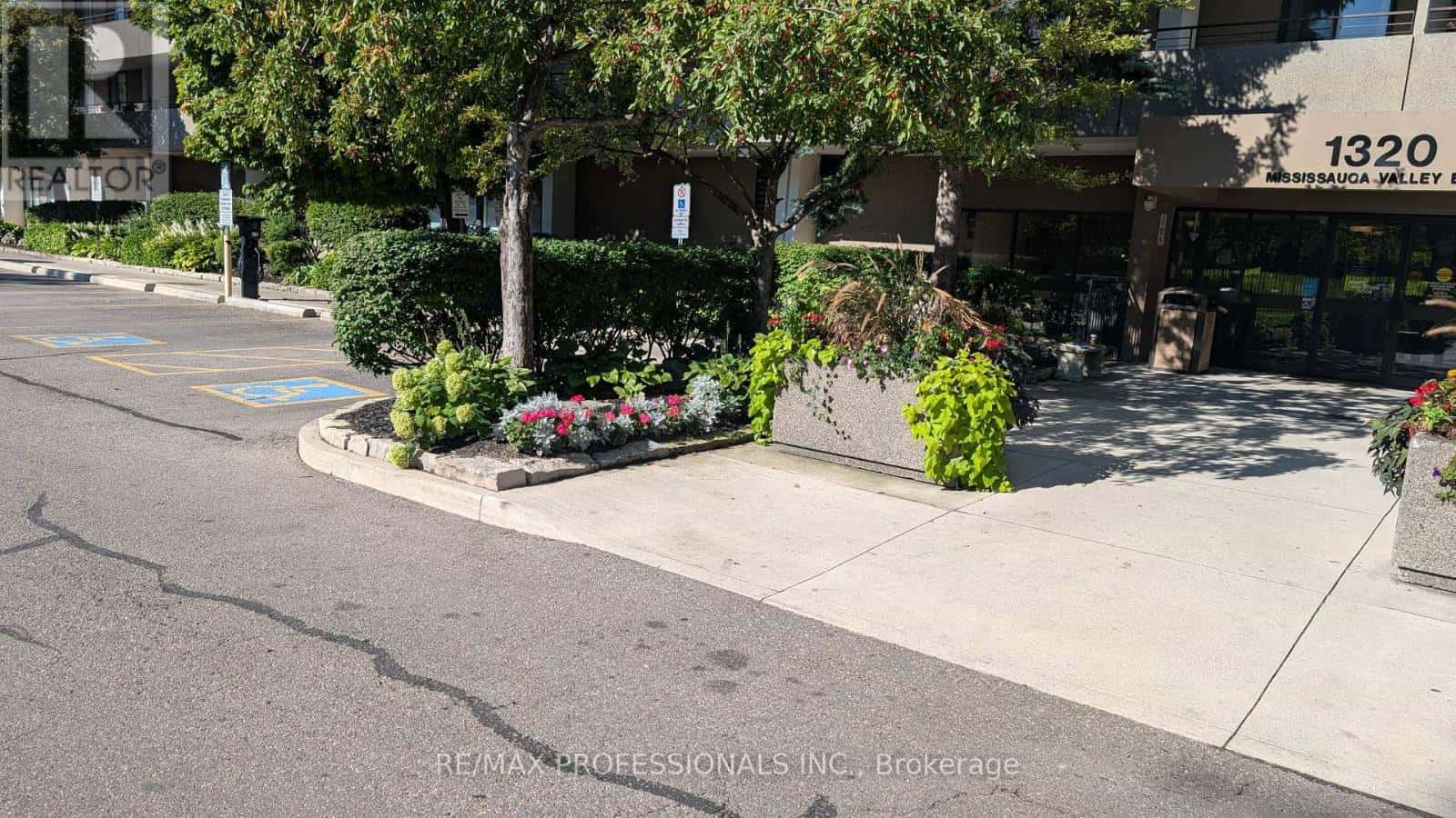 1003 - 1320 MISSISSAUGA VALLEY BOULEVARD — Mississauga (Mississauga Valleys), Ontario - Photo 2 of 10