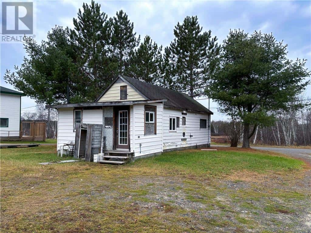 3 Lloyd — Capreol, Ontario - Photo 2 of 11