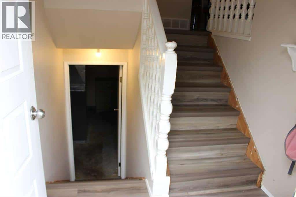 719 B Rosewood Avenue — Picture Butte, Alberta - Photo 2 of 17