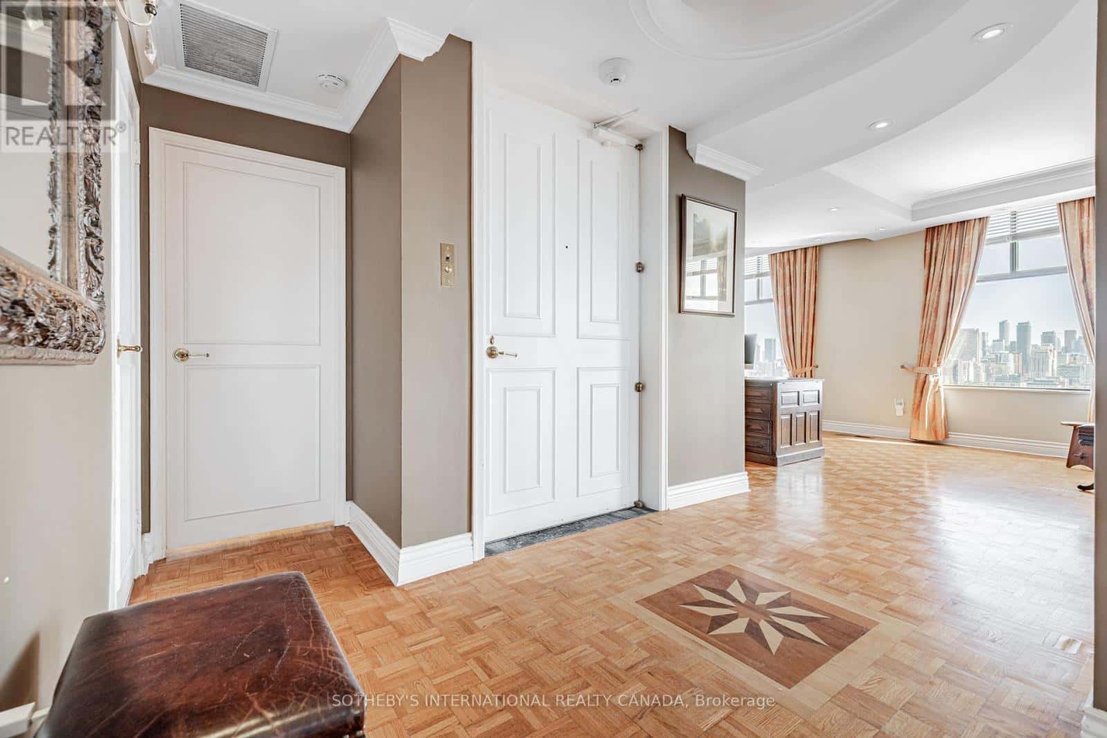 13 - 423 AVENUE ROAD — Toronto (Yonge-St. Clair), Ontario - Photo 2 of 33