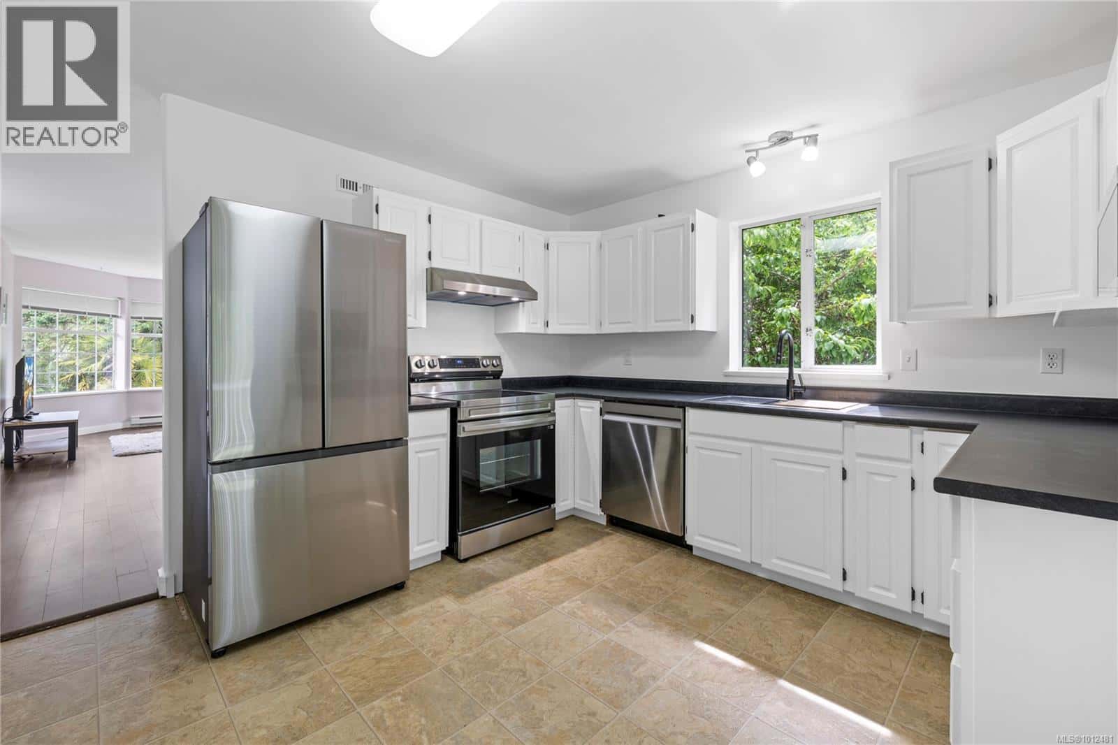 1333 Carmel Pl — Nanoose Bay, British Columbia - Photo 3 of 33