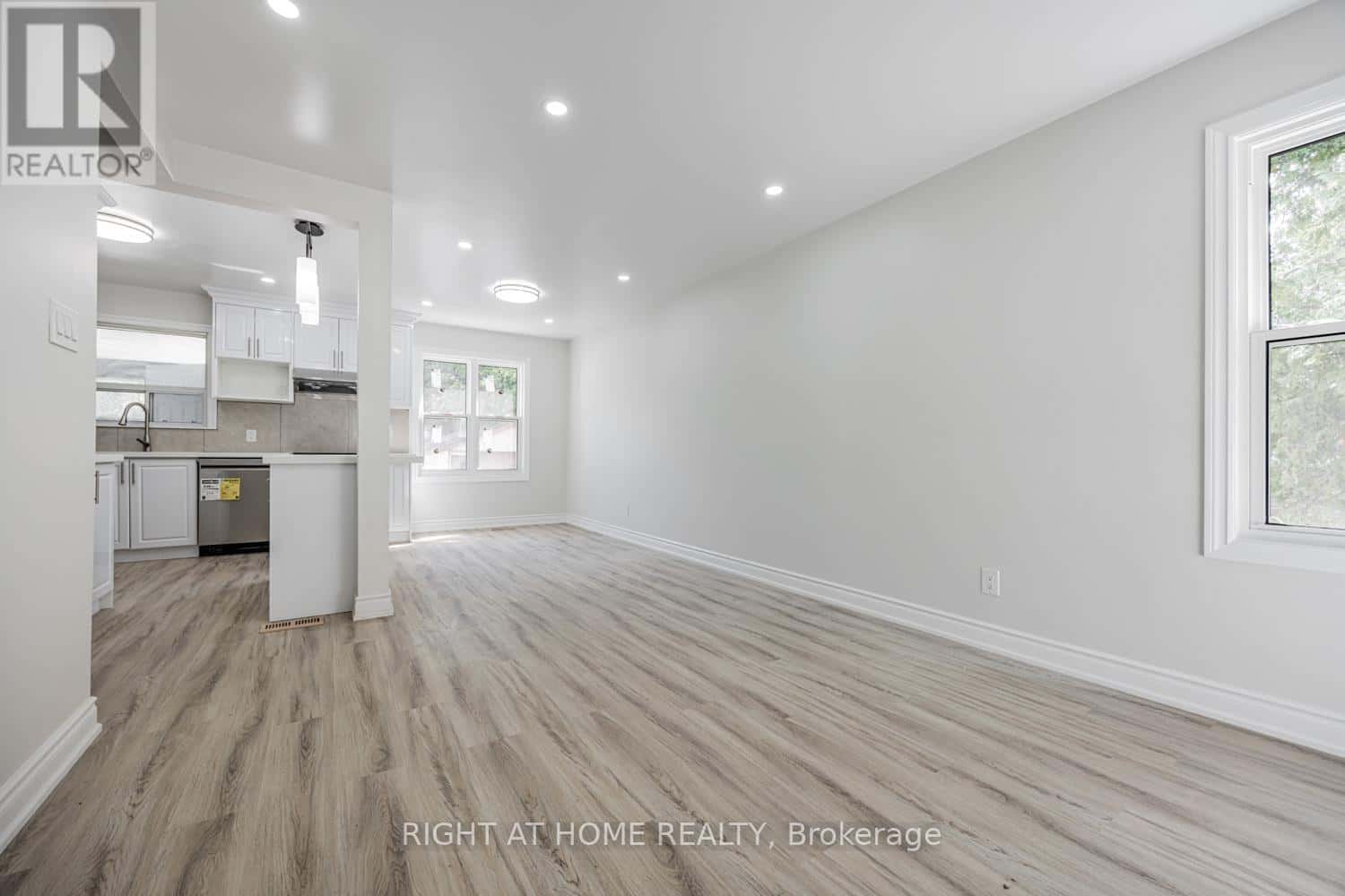 225 ESSEX AVENUE E — Richmond Hill (Harding), Ontario - Photo 3 of 36