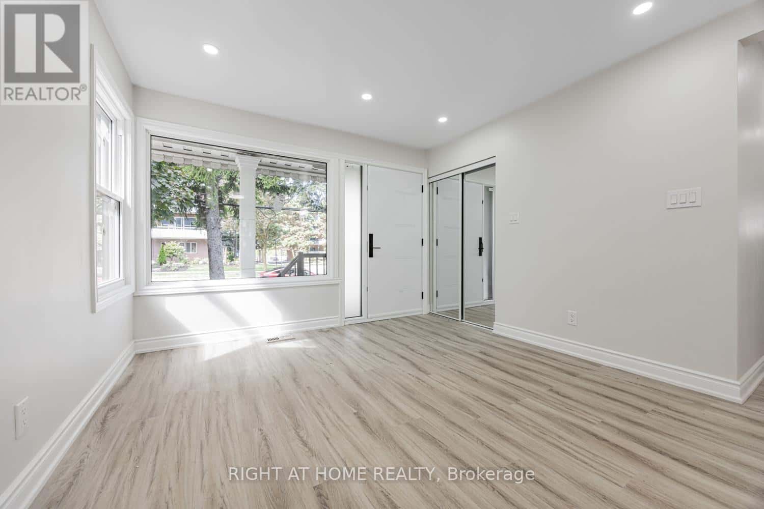 225 ESSEX AVENUE E — Richmond Hill (Harding), Ontario - Photo 4 of 36