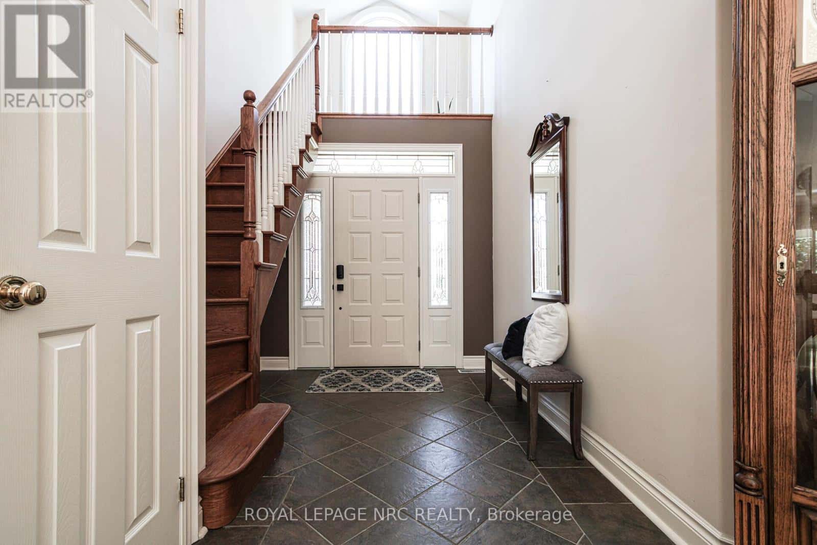 2A JULIANA CRESCENT — St. Catharines (Lakeport), Ontario - Photo 3 of 36