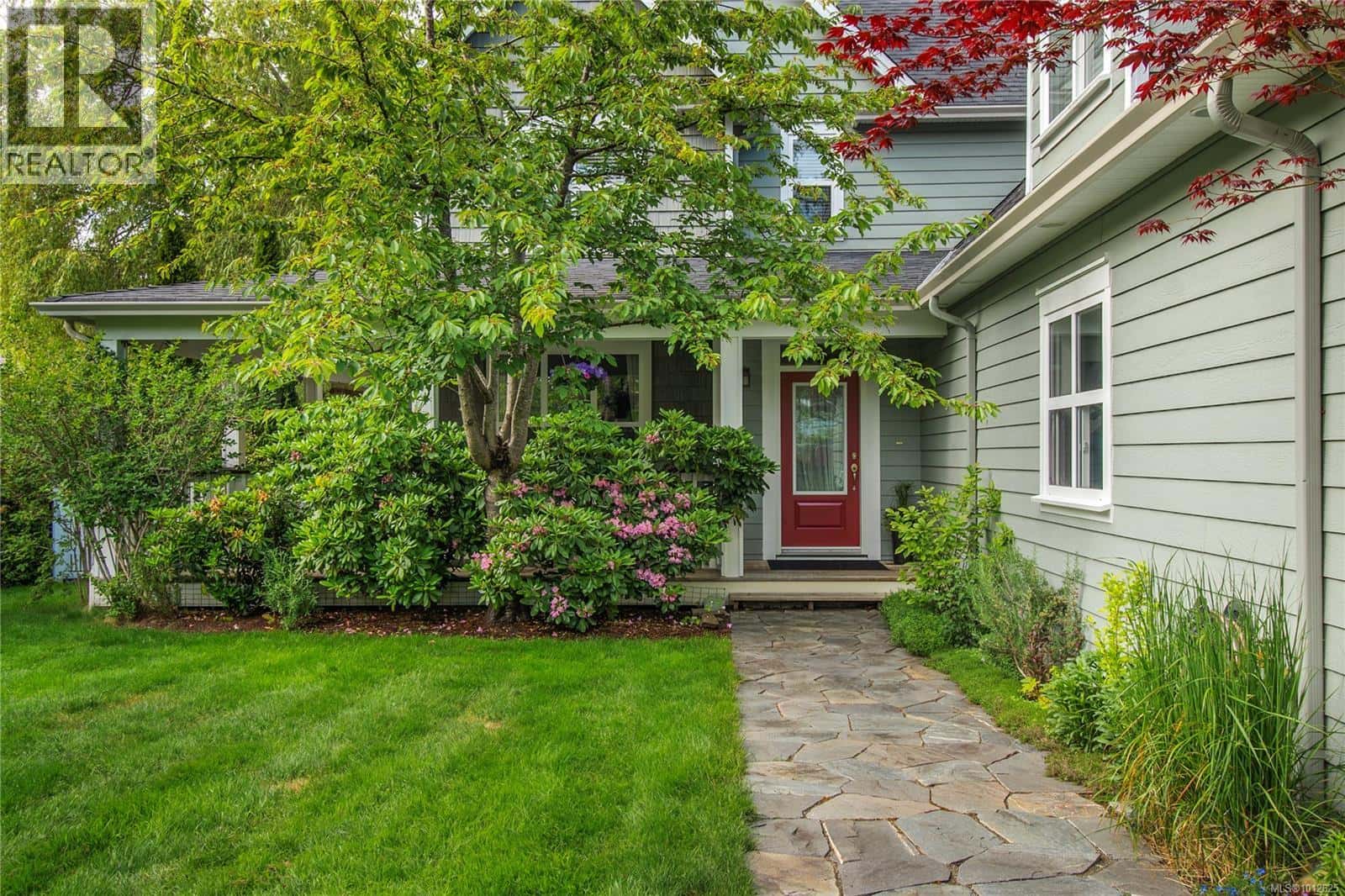 288 Twillingate Rd — Campbell River, British Columbia - Photo 2 of 94