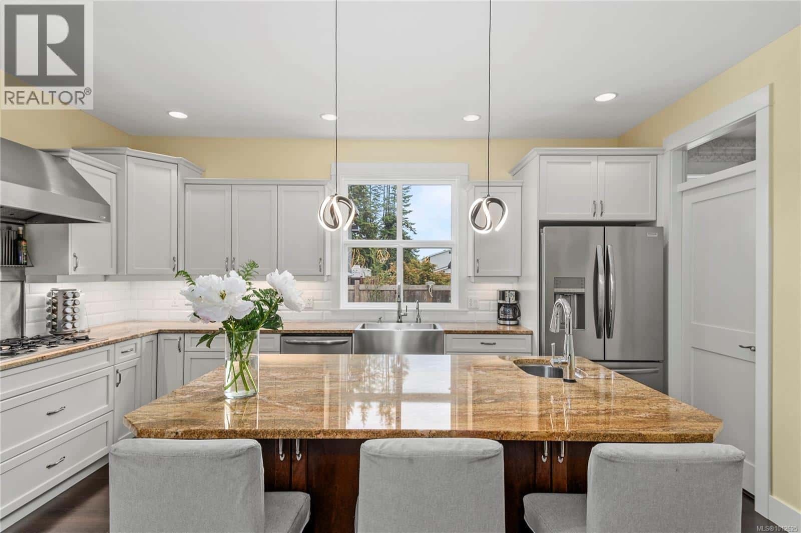 288 Twillingate Rd — Campbell River, British Columbia - Photo 4 of 94