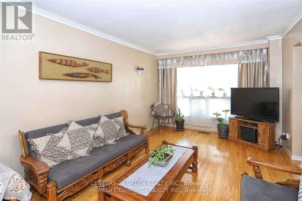 Mississauga (Malton), Ontario — Mississauga (Malton), Ontario - Photo 3 of 26