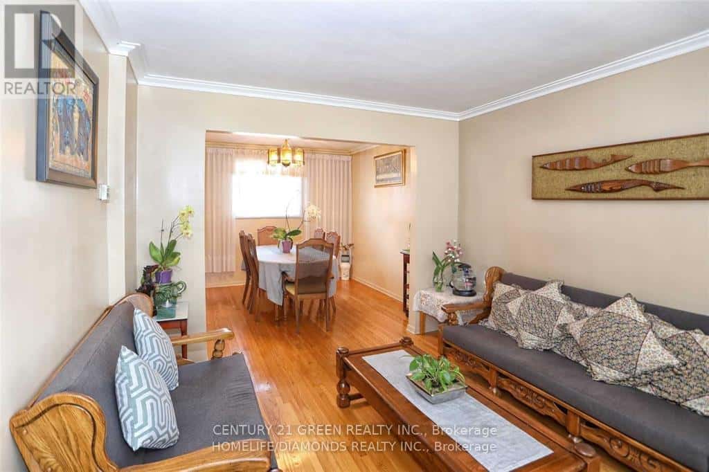 Mississauga (Malton), Ontario — Mississauga (Malton), Ontario - Photo 4 of 26