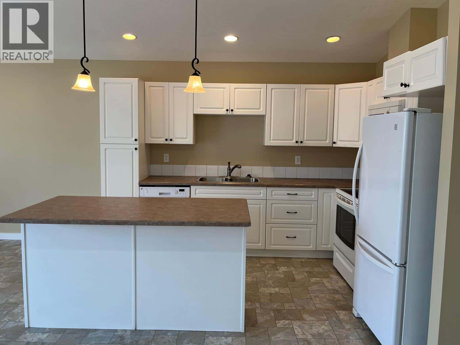 8334 87 AVENUE — Fort St. John, British Columbia - Photo 2 of 25