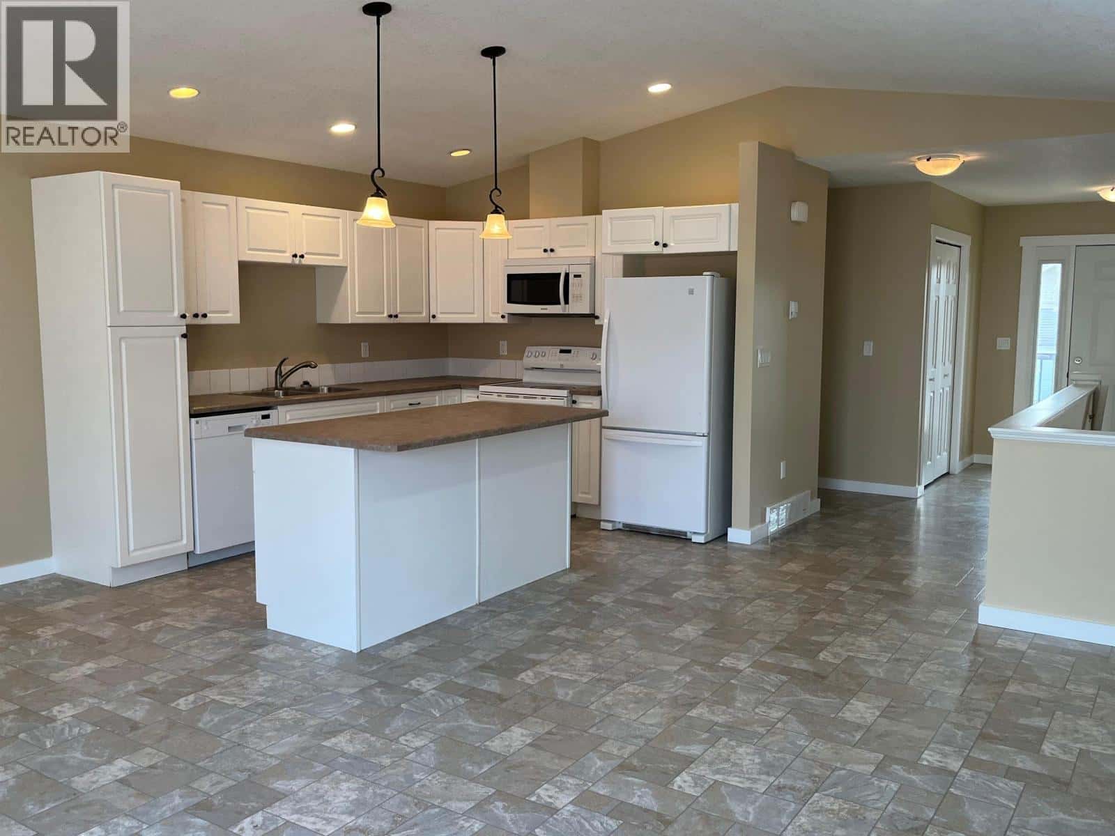 8334 87 AVENUE — Fort St. John, British Columbia - Photo 5 of 25