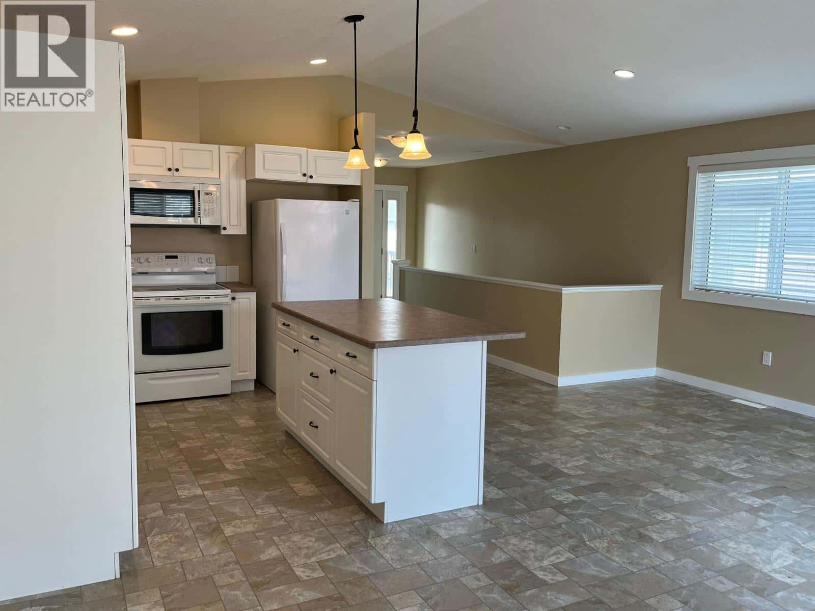 8334 87 AVENUE — Fort St. John, British Columbia - Photo 3 of 25