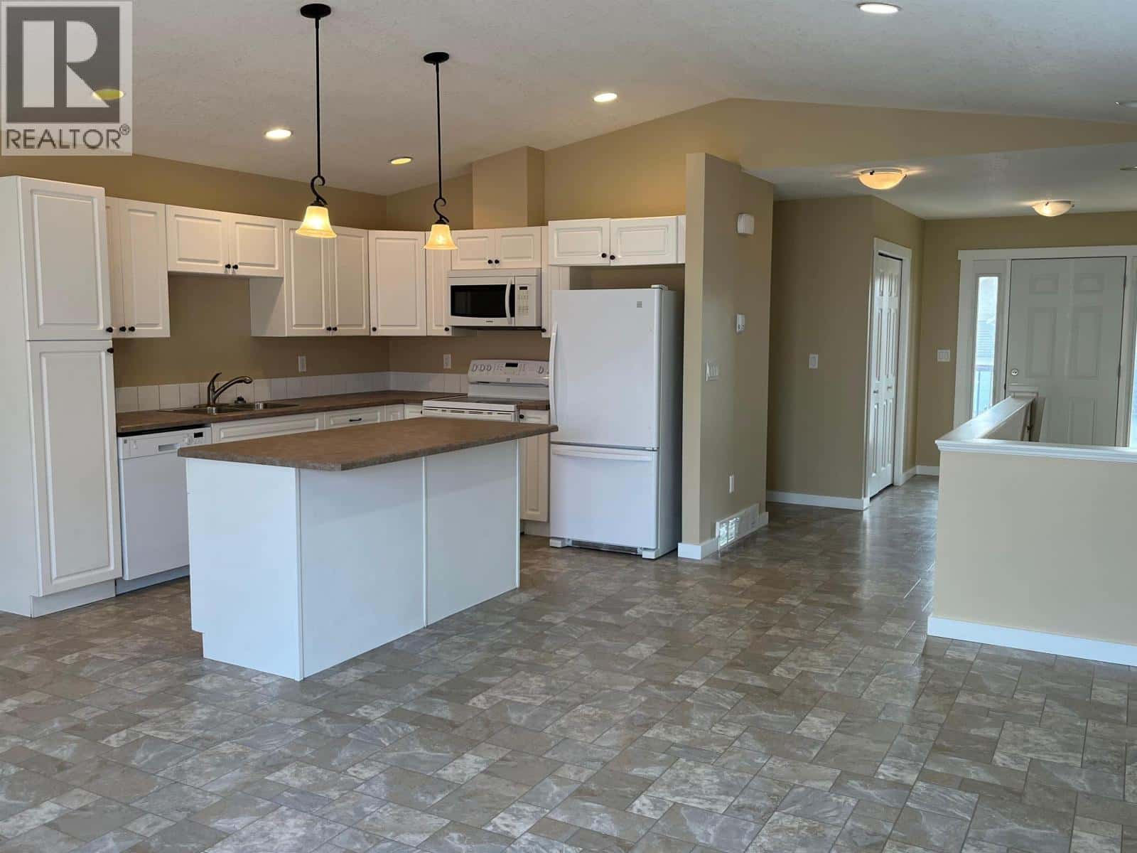 8334 87 AVENUE — Fort St. John, British Columbia - Photo 4 of 25