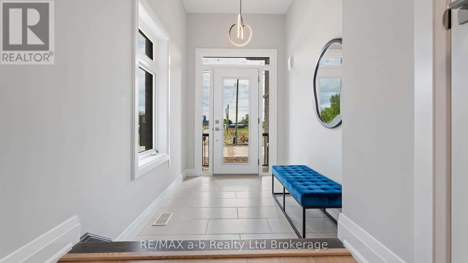 82 CAYLEY STREET — Norwich (Norwich Town), Ontario - Photo 2 of 27