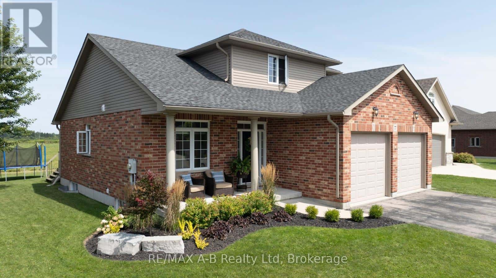 77 GUEST COURT — St. Marys, Ontario - Photo 2 of 48