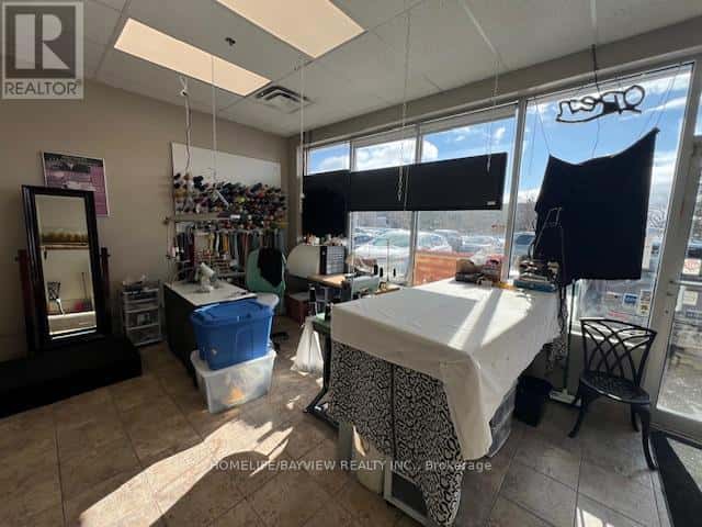 C4 - 150 HOLLIDGE BOULEVARD — Aurora (Bayview Wellington), Ontario - Photo 4 of 18