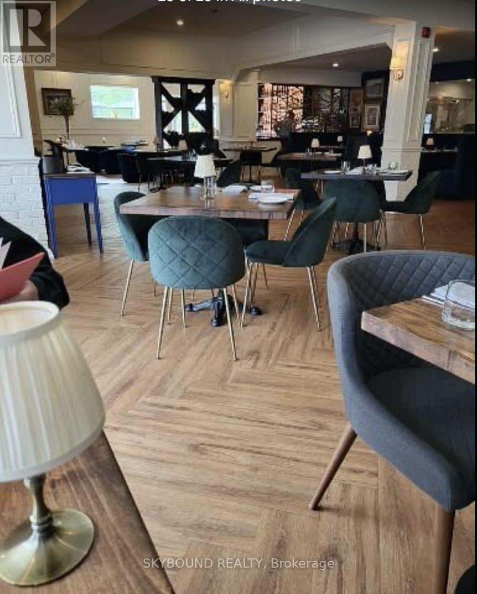 Hamilton (Strathcona), Ontario — Hamilton (Strathcona), Ontario - Photo 3 of 19