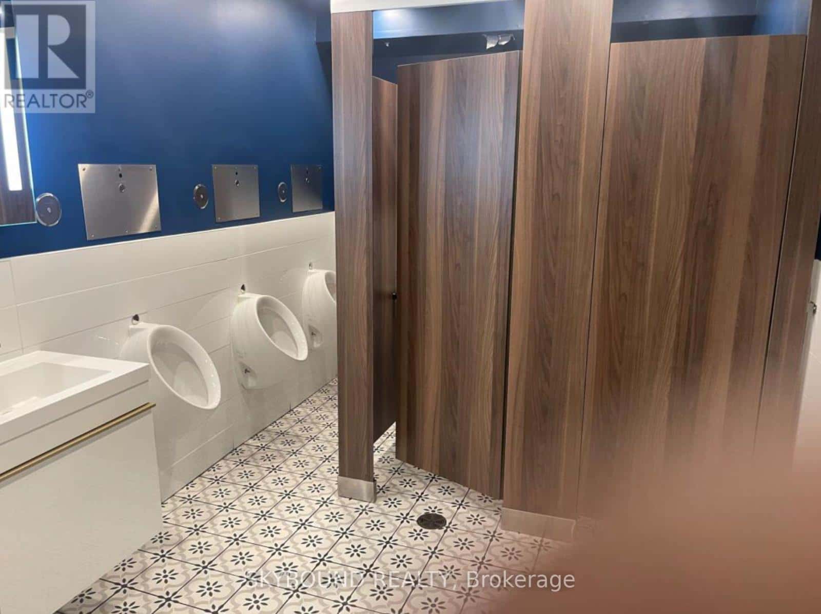 Hamilton (Strathcona), Ontario — Hamilton (Strathcona), Ontario - Photo 5 of 19