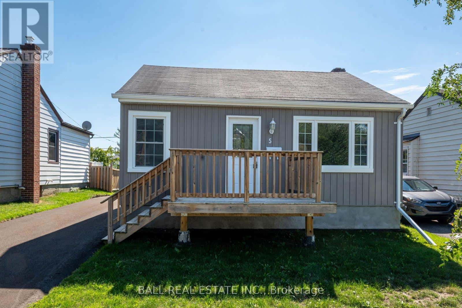 5 WALLACE STREET — Peterborough (Ashburnham Ward 4), Ontario - Photo 2 of 27