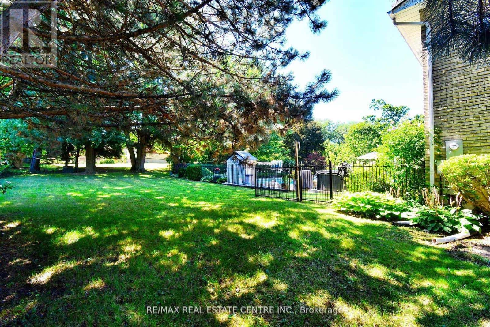 17 CRESCENT HILL DRIVE S — Brampton (Central Park), Ontario - Photo 4 of 48