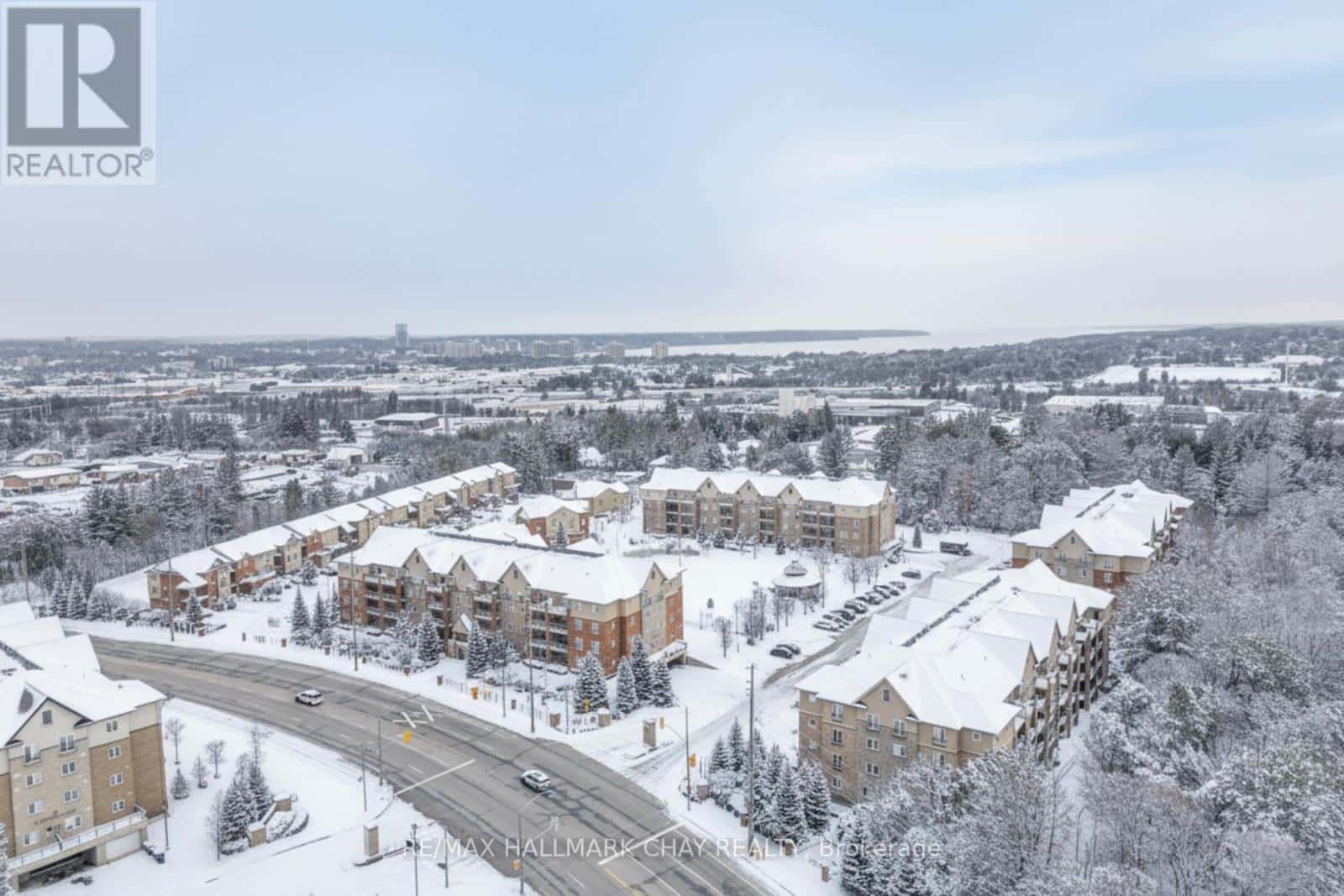 Barrie (Ardagh), Ontario — Barrie (Ardagh), Ontario - Photo 2 of 22