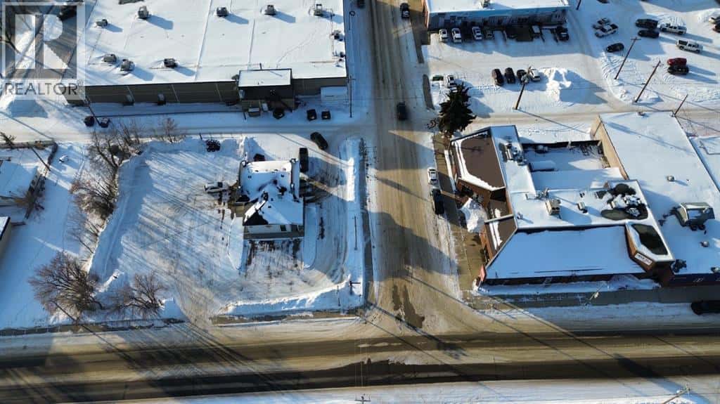 4804 50th Street — Ponoka, Alberta - Photo 4 of 47