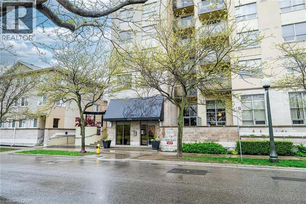 4 ELSINORE Path Unit# 402 — Etobicoke, Ontario - Photo 2 of 31