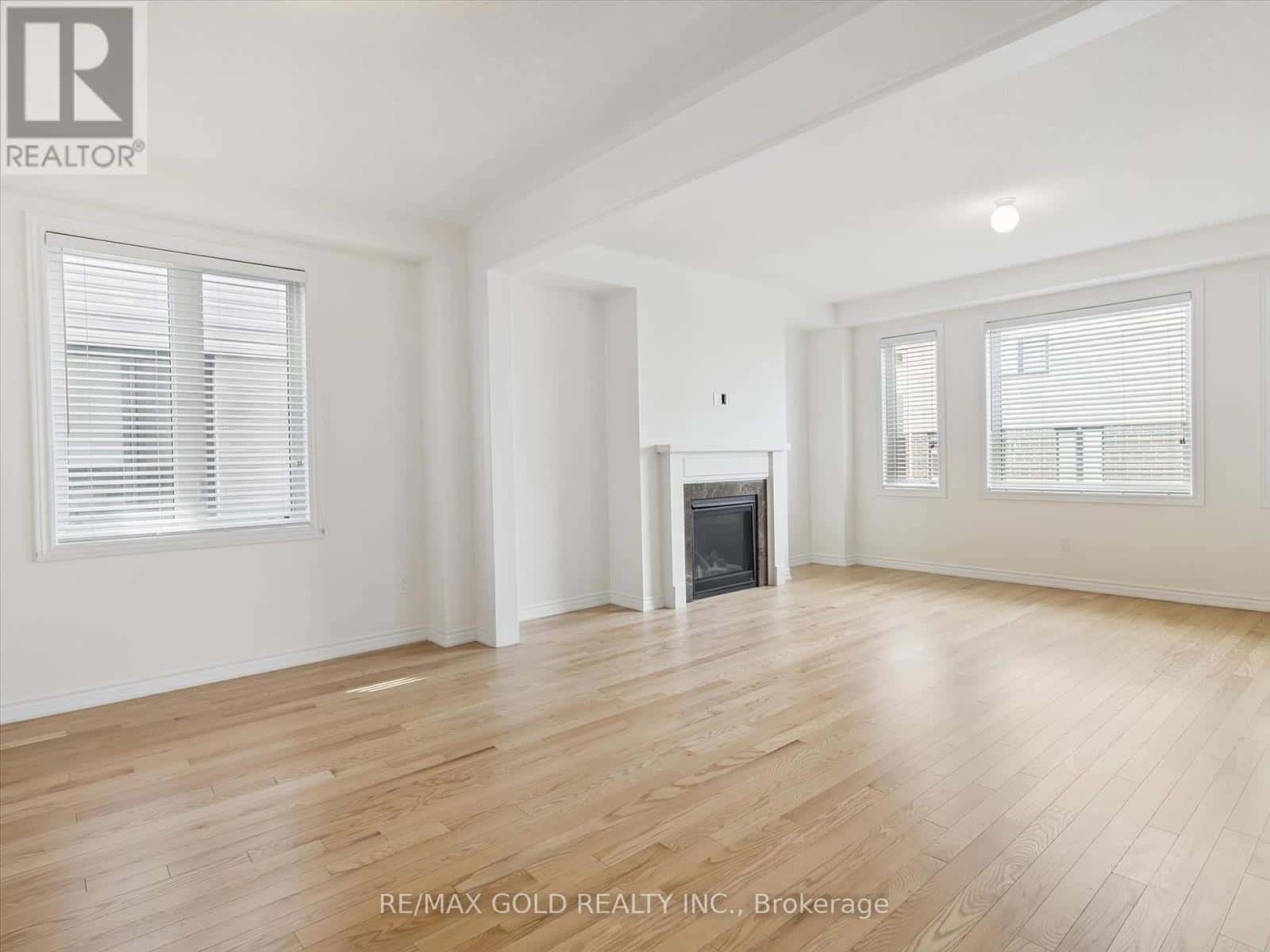 6 BANNISTER ROAD — Barrie, Ontario - Photo 3 of 50