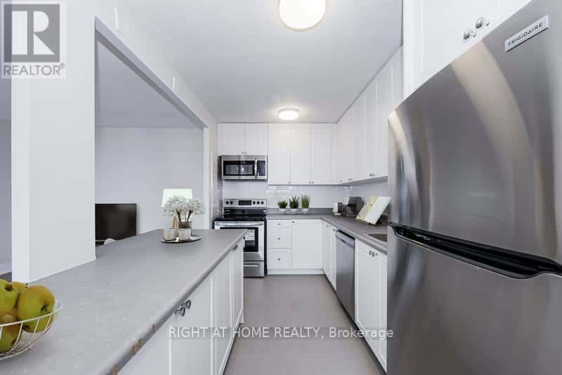 Toronto (Crescent Town), Ontario — Toronto (Crescent Town), Ontario - Photo 2 of 11