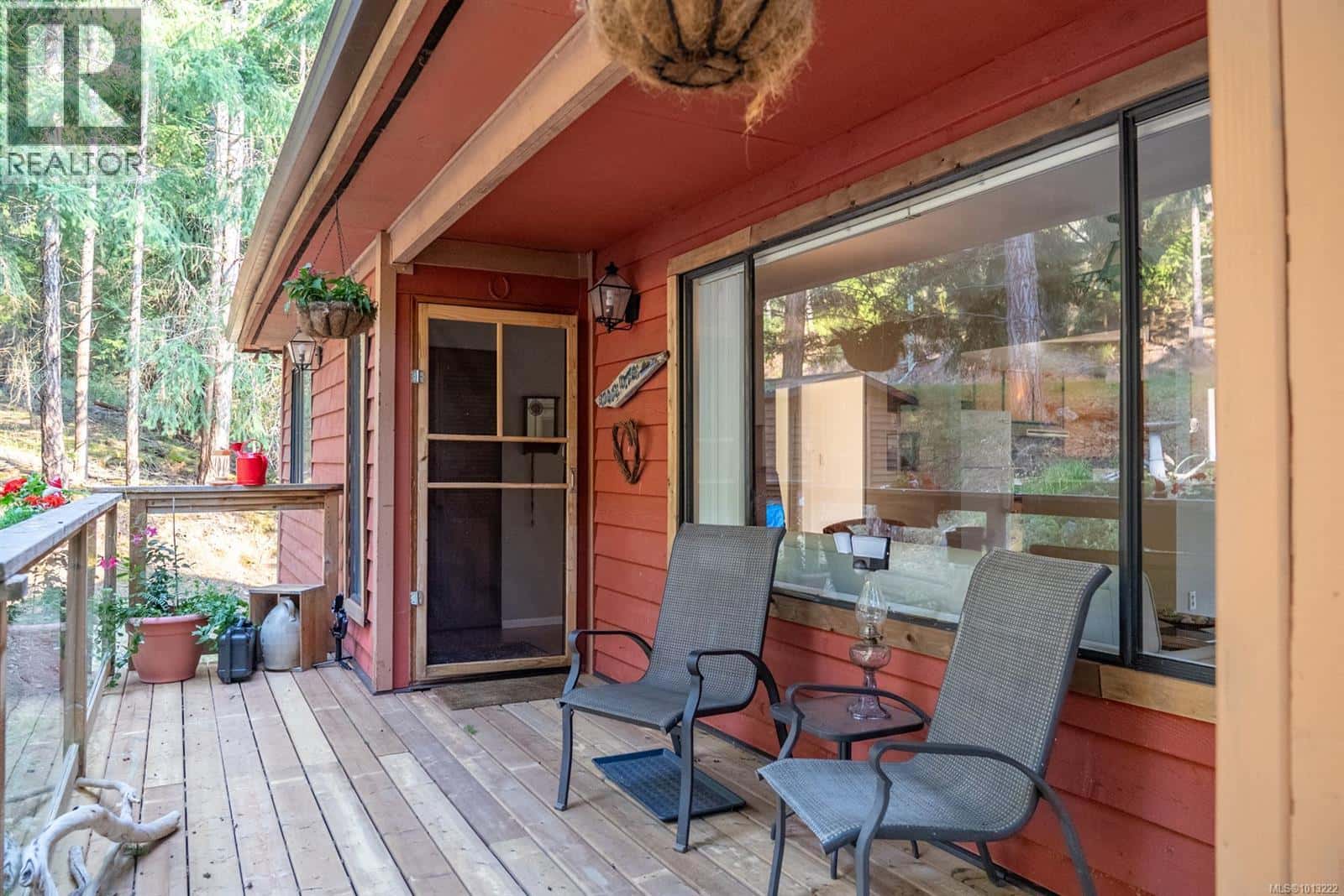 4609 Sailor Rd — Pender Island, British Columbia - Photo 4 of 37