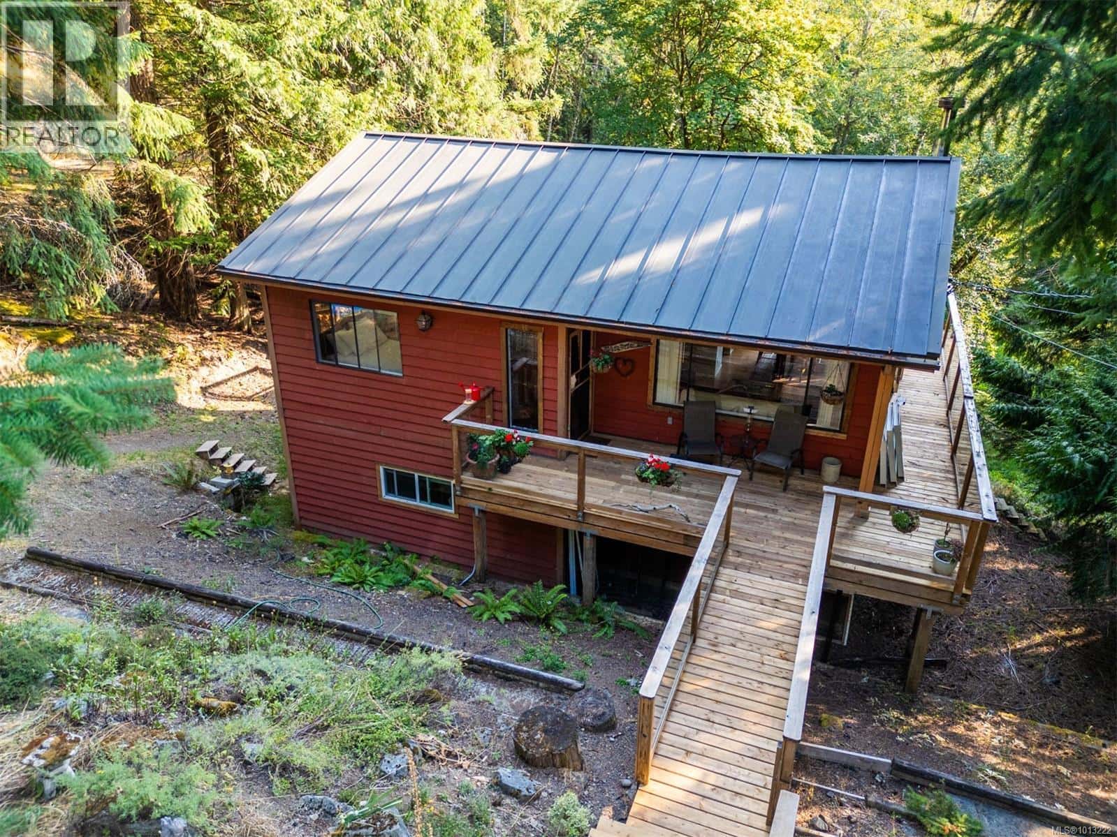 4609 Sailor Rd — Pender Island, British Columbia - Photo 5 of 37