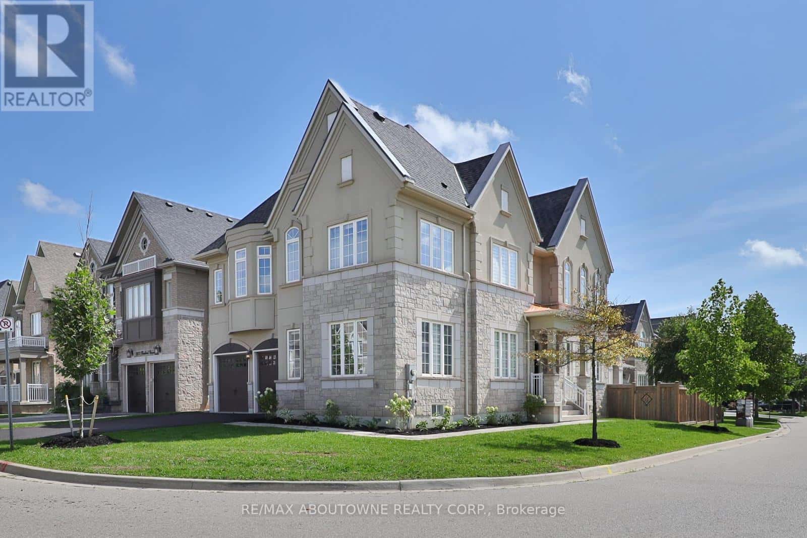 2163 VINELAND CRESCENT — Oakville (RO River Oaks), Ontario - Photo 2 of 50