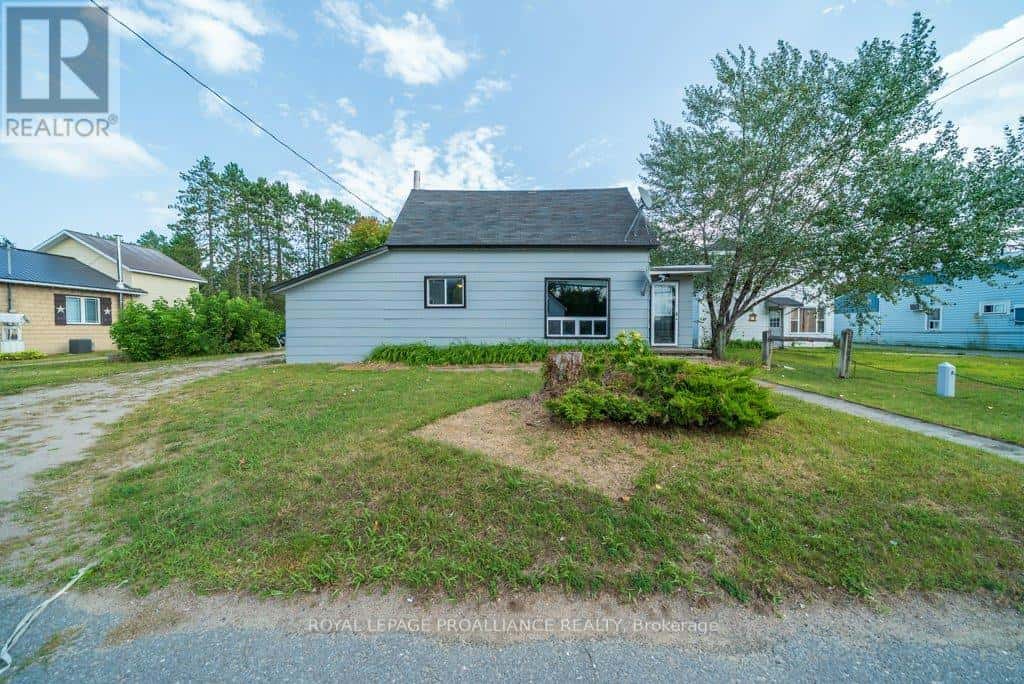 12275 HIGHWAY 41 — Addington Highlands (Addington Highlands), Ontario - Photo 2 of 47