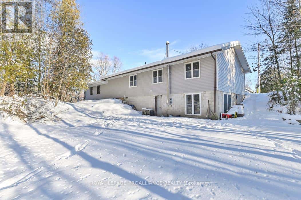 North Frontenac (Frontenac North), Ontario — North Frontenac (Frontenac North), Ontario - Photo 3 of 42