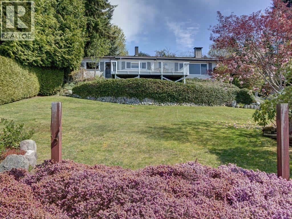 1708 OCEAN BEACH ESPLANADE — Gibsons, British Columbia - Photo 3 of 35