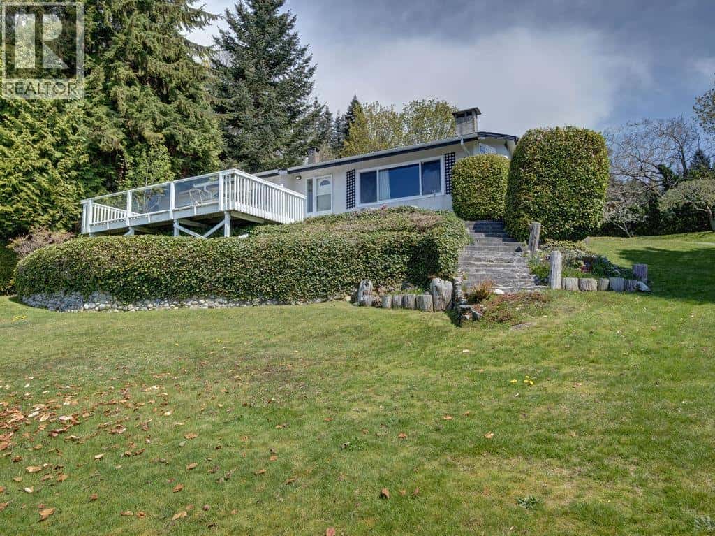 1708 OCEAN BEACH ESPLANADE — Gibsons, British Columbia - Photo 4 of 35