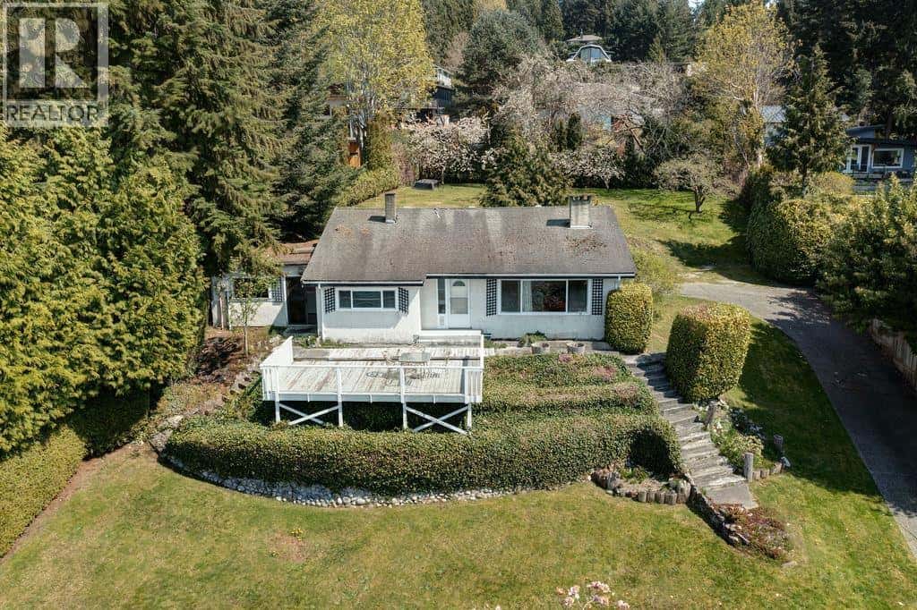 1708 OCEAN BEACH ESPLANADE — Gibsons, British Columbia - Photo 5 of 35